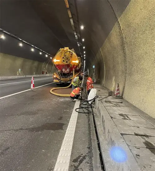 始兴隧道排水渠清淤